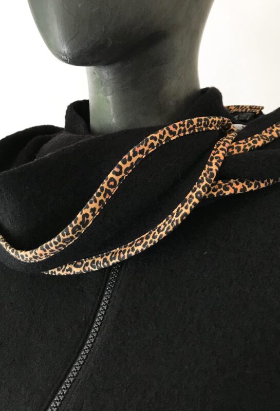 GHD_Kapuzenjacke_schwarz_leo_D-698x1024